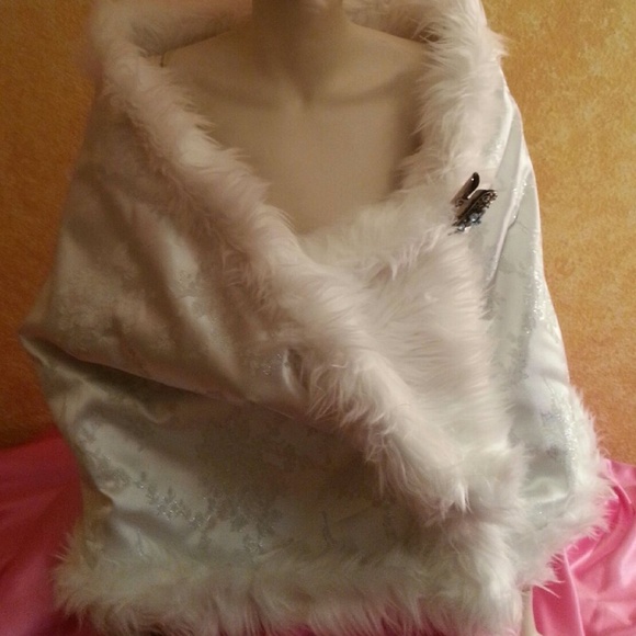 White Brocade & Faux Fox Fur Reversible Wrap - Picture 7 of 7